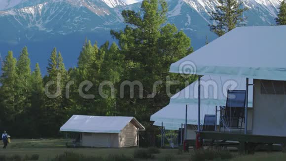 4K雪山背景下的森林露营视频的预览图