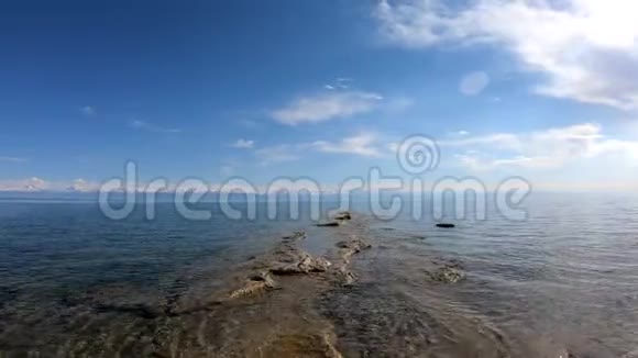 湖滨美丽的碧水吉尔吉斯斯坦视频的预览图