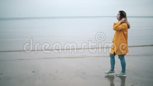 秋天女游客在海边散步视频的预览图