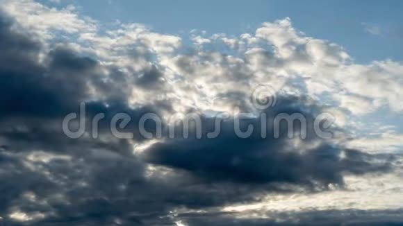 云天衣无缝的戏剧性的额氏时间推移灰色的印纹云不断地在前面从右向左循环视频的预览图