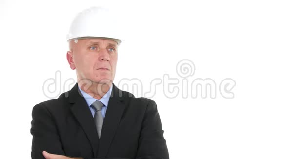 工程师穿着西装和头盔达成一致视频的预览图
