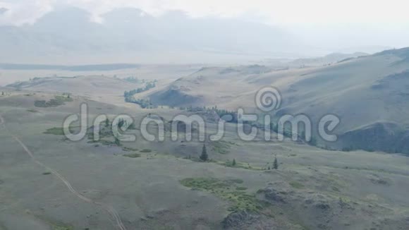 草原和山景的空中摄影雾天早晨4K视频的预览图