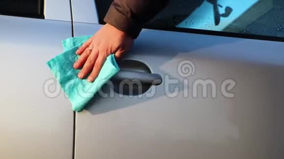 男子用黄色抹布擦拭车门把手汽车护理概念视频的预览图