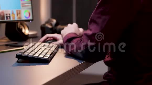 年轻摄影师用键盘触摸照片特写视频的预览图