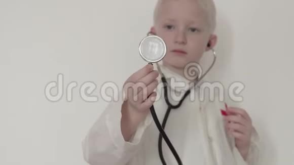 穿着医生西装的男孩特写视频的预览图