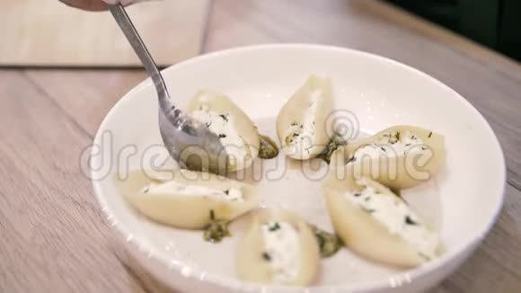 厨师在一盘意大利馄饨上端着一道漂亮的菜视频的预览图