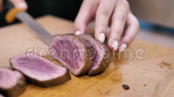 女厨师切肉牛排视频的预览图