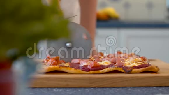 女性手用滚刀切披萨视频的预览图