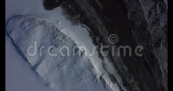 树的枝条上覆盖着霜冻摘要粉彩冬背景光上覆盖着霜冻的树枝视频的预览图