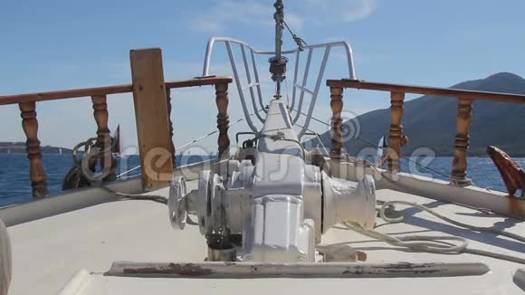 航海船在海上航行的弓视频的预览图