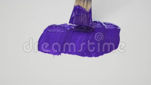 油漆工使用油漆刷和温度技术绘制紫罗兰色视频的预览图