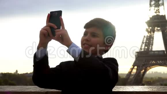男孩在手机正面摄像头上微笑视频的预览图