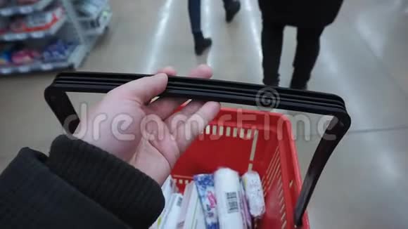 超市里的顾客拿着一辆购物车采购食品和食品视频的预览图