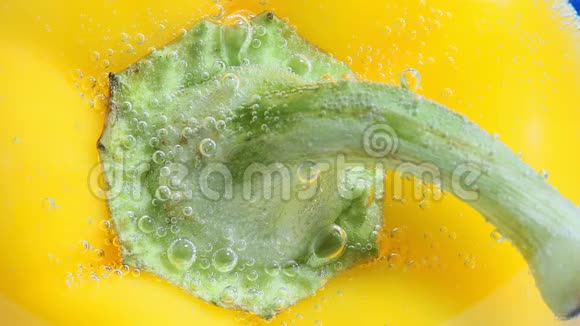 宏观甜黄椒特写镜头水中的大片成熟多汁的蔬菜视频的预览图