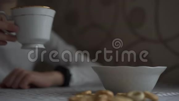包躺在桌布上衬着女孩喝茶视频的预览图
