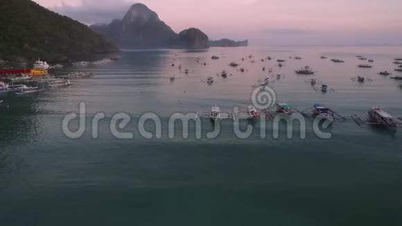 菲律宾巴拉望的ElNido海滩和船早上海滩和海景背景非常受欢迎的观光场所视频的预览图