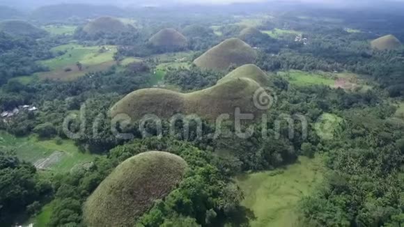 菲律宾博霍尔的巧克力山至少有1260座小山菲律宾最著名的观光景点之一视频的预览图