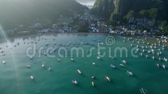 菲律宾巴拉望的厄尔尼诺海滩早上海滩和海景背景非常受欢迎的观光场所视频的预览图