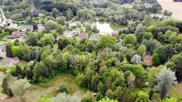 从空中俯瞰森林和湖泊的乡村景观视频的预览图