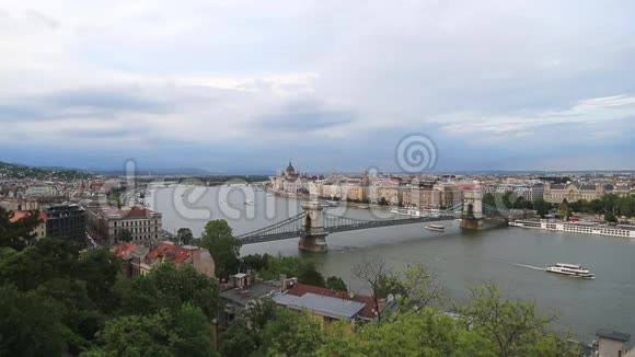 从Gellert山俯瞰布达佩斯城市景观和多瑙河的美丽鸟瞰图视频的预览图