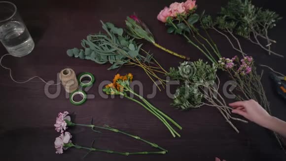花店专业花店女准备鲜花花束出售在花艺工作室花卉业务视频的预览图