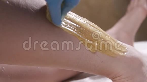 美和身体护理理念用液体糖刺激腿部皮肤护理视频的预览图