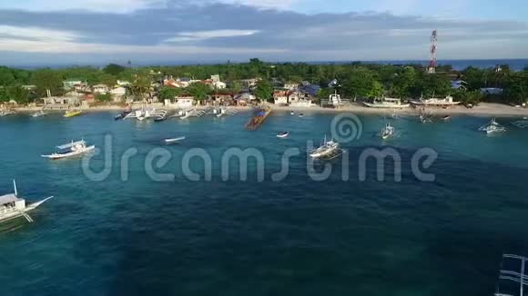 菲律宾宿务的洛贡海滩和马拉帕斯卡岛海滨苏鲁海船和美丽的海景视频的预览图