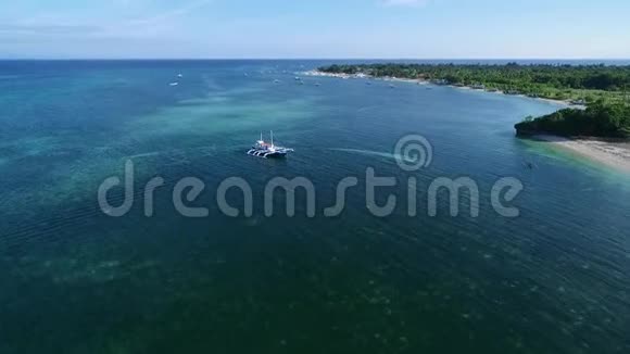 菲律宾宿务马拉帕斯卡岛苏鲁海船和美丽的邦蒂海滩与船在后台海景视频的预览图