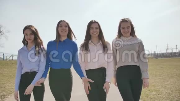 四个十七岁的女孩走在街上摆姿势视频的预览图