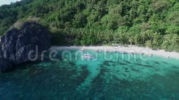 帕拉万的木瓜海滩观光场所在菲律宾ElNido游览A宁静的白色沙滩与清澈的绿松石水视频的预览图