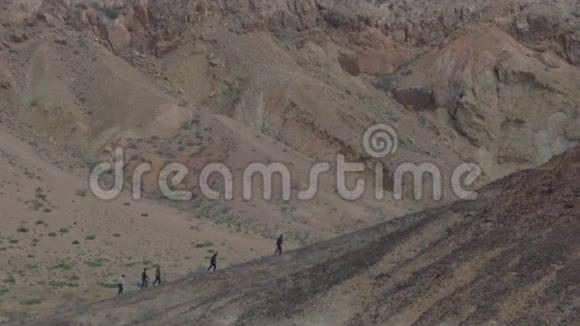 游客爬山沙漠沙子空气中热量的波动视频的预览图
