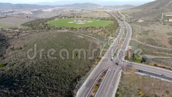 绿色山谷中小路旁的社区公园棒球运动场的空中俯视图视频的预览图