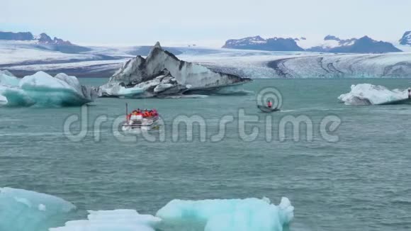 漂浮在冰山之间的船视频的预览图