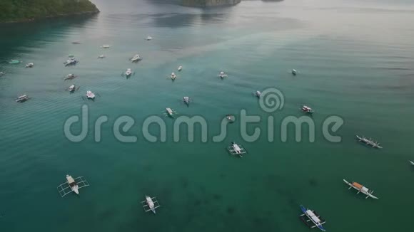 菲律宾巴拉望的ElNido海滩和船早上海滩和海景背景非常受欢迎的观光场所视频的预览图