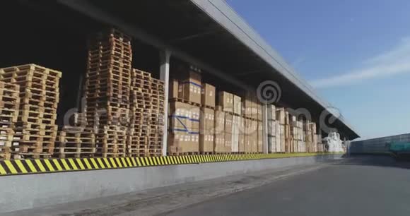 有箱子的大仓库现代化的仓库俯视大量货物准备装运视频的预览图