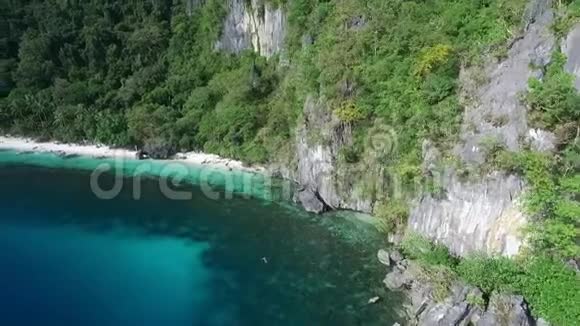 帕拉万的木瓜海滩观光场所在菲律宾ElNido游览A宁静的白色沙滩与清澈的绿松石水视频的预览图