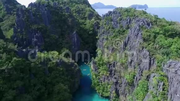 巴拉望小泻湖观光广场在菲律宾ElNido游览A美丽的景观大泻湖和大海的背景视频的预览图