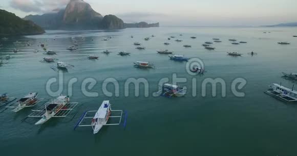 菲律宾巴拉望的厄尔尼诺海滩早上海滩和海景背景非常受欢迎的观光场所视频的预览图