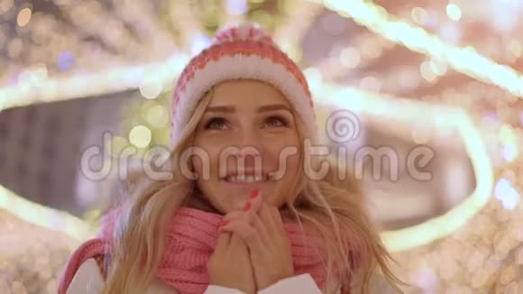 可爱的女人在冬季市场感到寒冷和温暖的双手视频的预览图