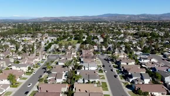 加州欧文市住宅区的鸟瞰图视频的预览图