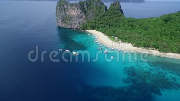 直升机岛和海滩在巴拉望观光场所在菲律宾ElNido游览C清澈的白色沙滩视频的预览图