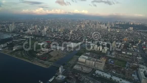 菲律宾马尼拉市亚洲区购物中心城市景观天际线和商业摩天大楼视频的预览图