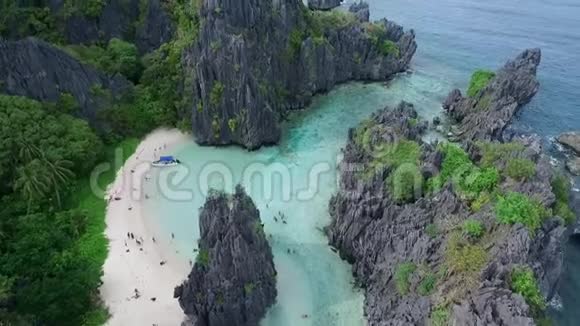藏在巴拉望的海滩观光场所在菲律宾ElNido游览C以高耸的岩石形式被隔离的当地人视频的预览图