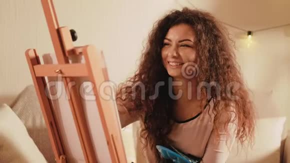 艺术家生活方式快乐的女人喜欢画画视频的预览图