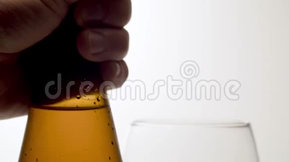 桌子上有一瓶啤酒视频的预览图