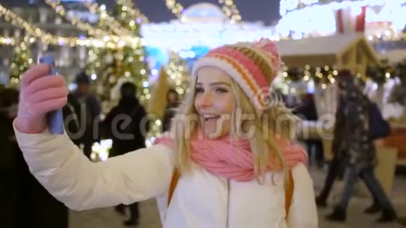 雪夜的年轻女子用手机自拍视频的预览图