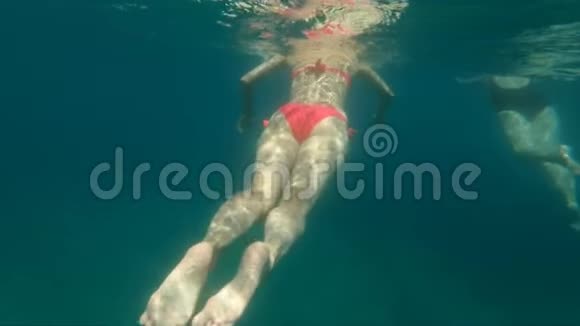 一个苗条的小女孩在假日期间在海上航行水下拍摄背景休息的概念视频的预览图