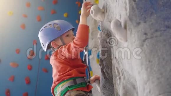 健身极限运动人和健康的生活方式理念小男孩在室内攀岩墙上锻炼视频的预览图