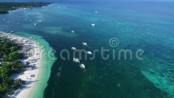 菲律宾宿务马拉帕斯卡岛苏鲁海船和美丽的邦蒂海滩与船在背景九的海景视频的预览图