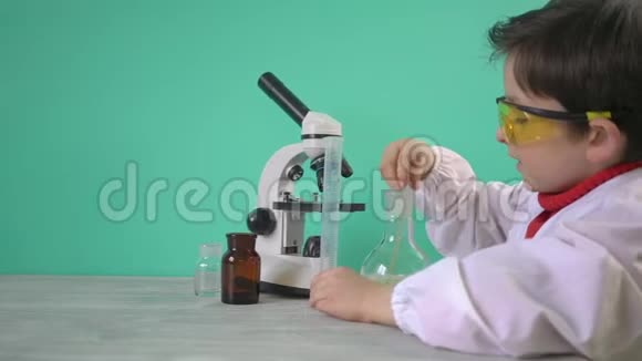 小男孩做液体化学实验视频的预览图
